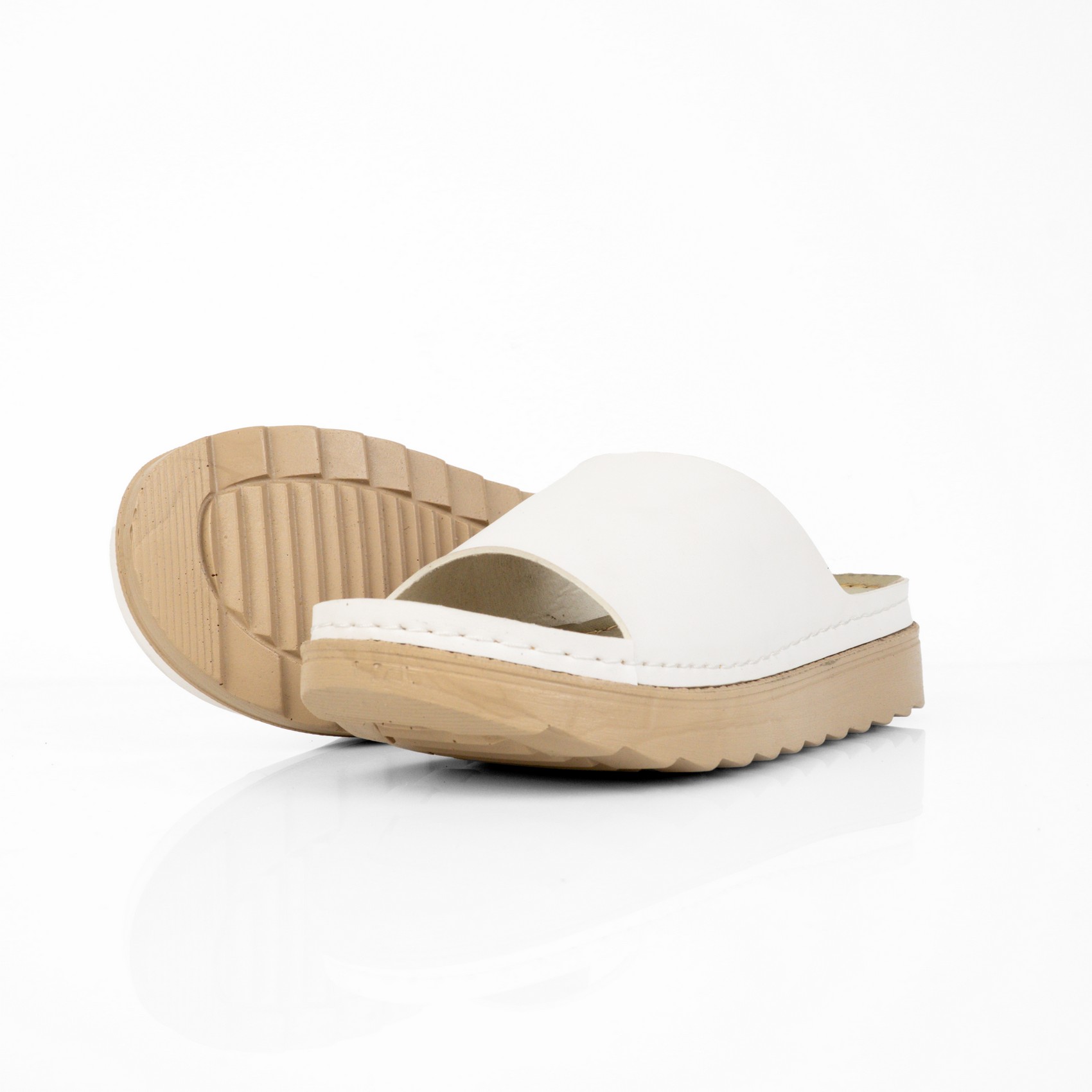 سليبر حريمي جلد تركي مستورد لون أبيض بفرش طبي ونعل بلوتان طبي بارتفاع 3 سم